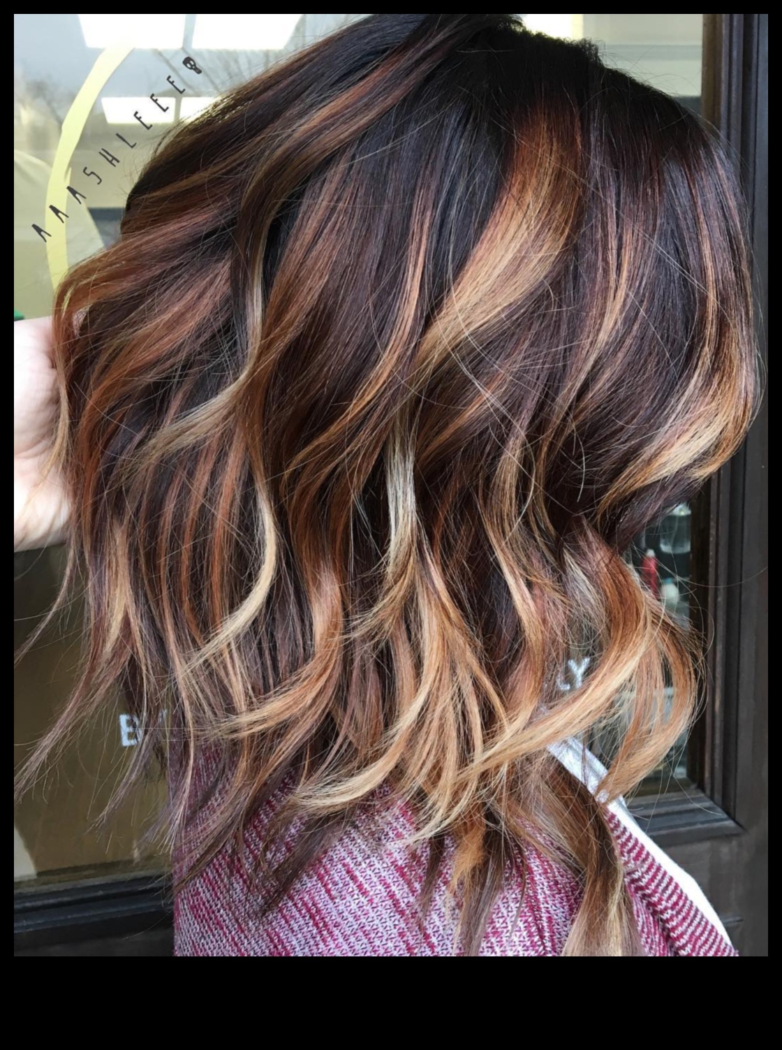 Bold Balayage: Δραματικά Highlights και Lowlights για Διάσταση