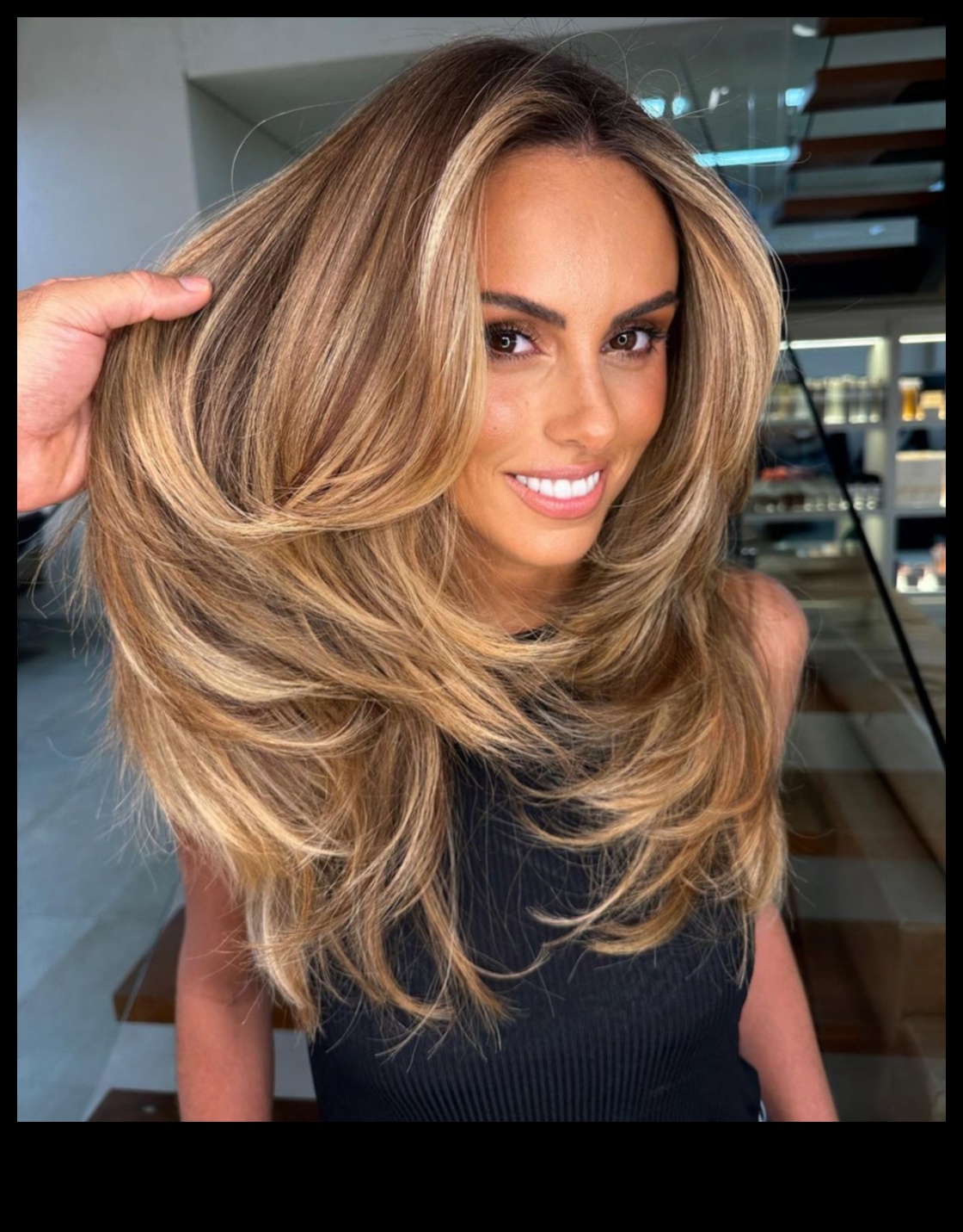 Golden Brunette Vibes: Λαμπερά χτενίσματα για να εμπνεύσουν το βλέμμα σας