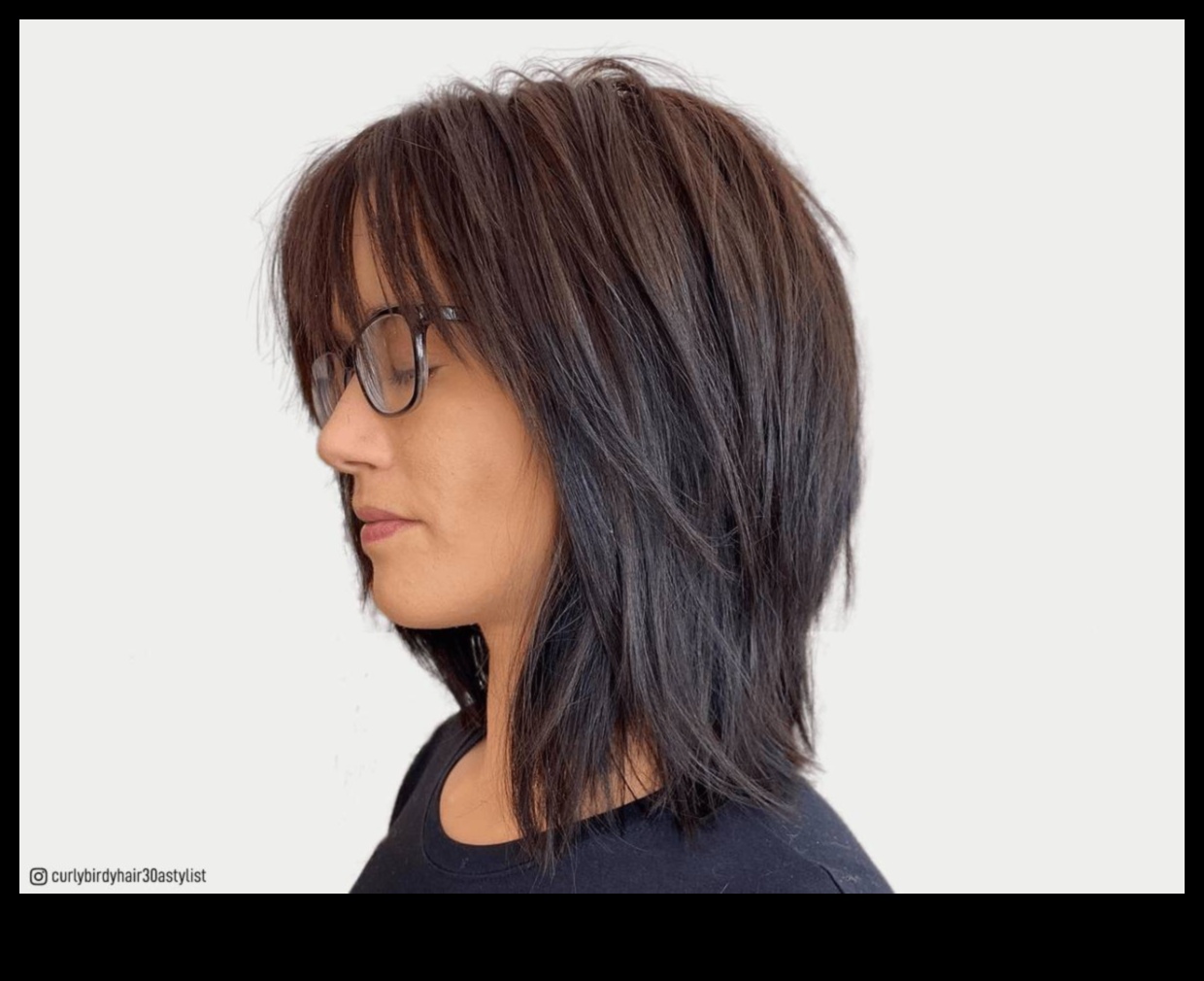 Στρώματα με υφή: Αγκαλιασμένη διάσταση στα μεσαίου μήκους μαλλιά σας